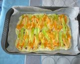 Foto del passaggio 5 della ricetta Focaccia con fiori di zucca mozzarella e acciughe