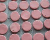 Foto del paso 11 de la receta: Alfajores de maizena con y sin color
