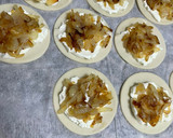 Foto del paso 4 de la receta: Hojaldres con salmón, queso y cebolla caramelizada