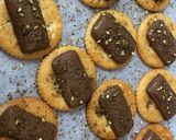 صورة لخطوة 3 من وصفة بسكوت مملح بالجلكسي والزعتر