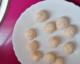 A picture of step 2 of Cheese and Turkey Lollipop Balls.