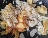 Foto del paso 2 de la receta: Coliflor en salsa cremosa🍛de calabacin y zanahoria con cebollas y manzanas salteadas🥘🍱🍲