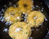 वरण भाताचे मेदूवडे (Varan Bhatache Meduvade Recipe In Marathi) रेसिपी स्टेप 7 फोटो 