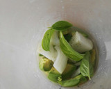 Foto del paso 2 de la receta: Salsa de aguacate y albahaca