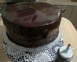 Tort urodzinowo-imieninowy z ozdobą czekoladową krok przepisu 12 zdjęcie