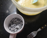 Foto del paso 1 de la receta: Budín esponjoso de naranjas con pasas y chips