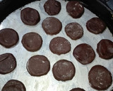 Foto del paso 3 de la receta: Alfajores tefi de chocolate caseros bañados en chocolate!!