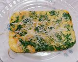 Foto del passaggio 5 della ricetta Rotolo di uova con rucola,farcito con bresaola e parmigiano