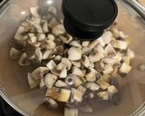 Foto del passaggio 1 della ricetta Scaloppine di Lonza con panna e funghi Champignon 🍄🟫