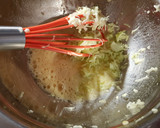 Foto del paso 1 de la receta: Mini torta integral con zucchini y pasas de uva!