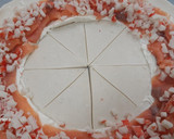 Foto del paso 6 de la receta: Corona de hojaldre con salmón ahumado, surimi y queso crema. Sin gluten