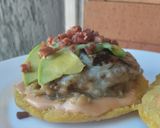 Foto del paso 11 de la receta: Hambur-arepa con aguacate🥙 cebolla caramelizada y mayomostaza ahumada🫓🍔