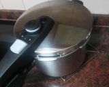 Foto del paso 4 de la receta: Muslos de pollo en salsa con peras