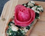 Foto del paso 8 de la receta Tosta tibia de espinacas con queso de cabra y salami