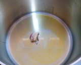 Foto del paso 5 de la receta: Muslos de pollo al curry madrás con azafrán infusionado