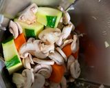 Foto del paso 2 de la receta Crema de calabacín y champiñón sin patata en Thermomix