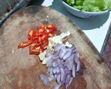 Foto langkah ke 3 dari resep Kwetiau Goreng Selada.