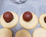 Foto del paso 6 de la receta Arañas Halloween de galletitas y bombones 🕷️🕸️🕷️