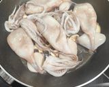 Foto del paso 2 de la receta: Calamares, setas shiitake al ajillo y langostinos