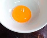 Hình bước làm 1 của món Bơ trứng gà (sốt trứng gà làm bằng tay)