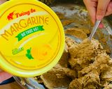 Hình bước làm 1 của món Vào bếp cùng con: Bánh quy bơ chocolate chips dẻo mềm, ít ngọt, không cần máy đánh, cho lễ Halloween