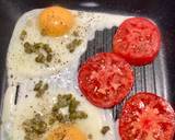 Grillowane jajka sadzone z pomidorem i kaparami 🥚🍳 krok przepisu 1 zdjęcie