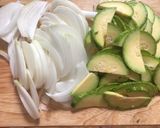 Hình bước làm 1 của món Trứng xào hành tây và bí ngòi