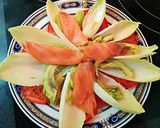 Foto del paso 4 de la receta: Ensalada de endivias, con salmón ahumado, aguacate y tomate