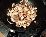 Foto del paso 1 de la receta: Cazuela de setas y espárragos con alioli a la miel