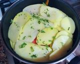 Foto del paso 2 de la receta Guiso de marinero en cazuela con patatas y alguna que otra cosa