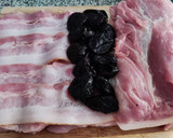 Foto del paso 4 de la receta: Lomo relleno de ciruelas, piñones, bacon, jamón York y queso