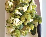 Foto del passaggio 1 della ricetta Broccoli saltati in padella con pancetta al peperoncino 🌷