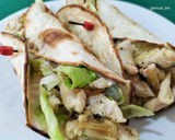 Foto del paso 7 de la receta: Fajitas de pollo con lechuga, cebolla y salsa de queso y nueces