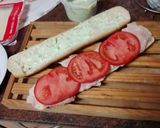 Foto del paso 2 de la receta: Bocadillo de pata asada, tomate y queso con alioli