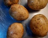 Foto langkah ke 1 dari resep Baked Potato with Broccoli and Cheese.