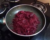 चविष्ट आणि पौष्टिक बीटरूट हलवा..(Beetroot Halwa Recipe In Marathi) रेसिपी स्टेप 4 फोटो 