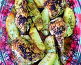 Foto del paso 6 de la receta: Cuartos traseros de pollo asados al horno con patatas nuevas