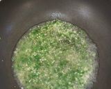 Foto langkah ke 4 dari resep Tumis Ikan Teri Daun Kunyit.