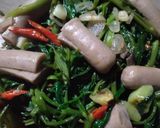 Foto langkah ke 6 dari resep Tumis kangkung sosis.