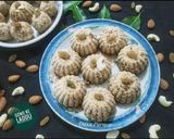 A picture of step 11 of Gond Ke Laddu.