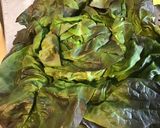 Une image de l'étape 1 de Laitue rougette à l'oignon rouge et herbes aromatiques.