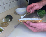 Foto del paso 2 de la receta: Tosta de salmón, aguacate y queso crema