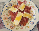 Foto del paso 3 de la receta: Carpaccio de higos, un buen jamón ibérico, queso brie y miel