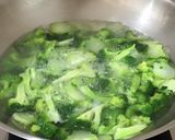 รูปขั้นตอนการทำที่ 2 ของ 🥦บร็อคโคลี่ผัดกุ้ง🦐