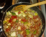 Foto del paso 4 de la receta: Guiso de carne molida, puerro, zapallito y tomate