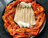 Foto del paso 3 de la receta: Ensalada de pimientos y ventresca de atún en aceite