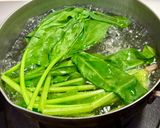 A picture of step 2 of Nabeyaki Udon.
