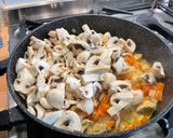 Une image de l'étape 21 de Poulet mariné aux carottes, champignons, épices et coriandre.