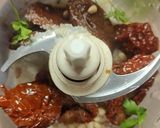Foto del passaggio 2 della ricetta Calamarata di pesce spada con pesto di pomodori secchi