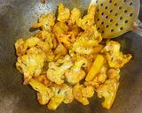 A picture of step 4 of Aloo Gobhi fry.